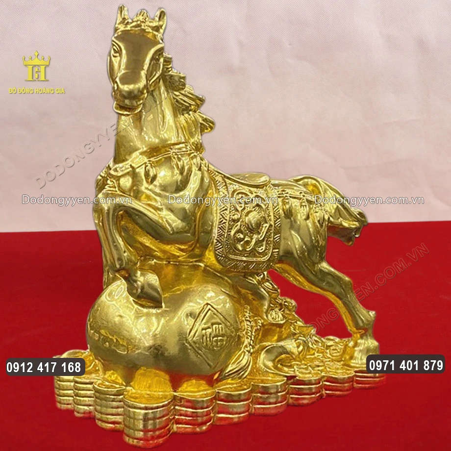 To&agrave;n bộ bề mặt bức tượng được d&aacute;t v&agrave;ng 9999 sang trọng